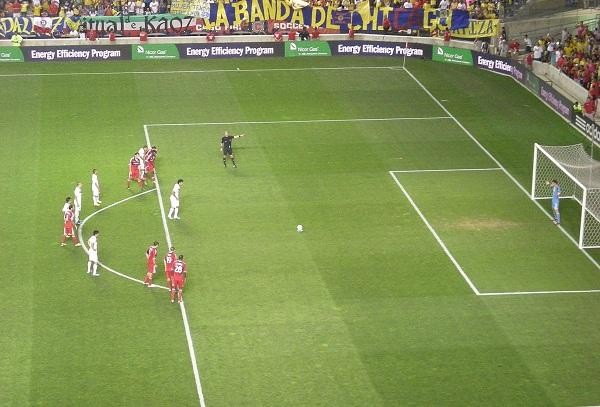 Đã từng có luật bảo vệ thủ môn trong vòng 5m50